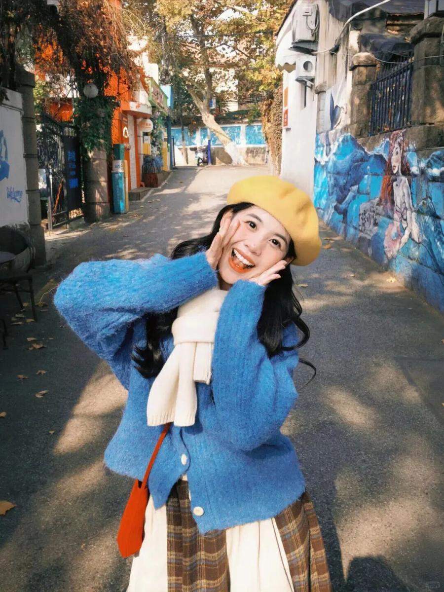 周末逛街试试这样拍!6个随性摆姿出片率100%-第5张图片-风享汇 周末逛街试试这样拍!6个随性摆姿出片率100%-第5张图片-风享汇