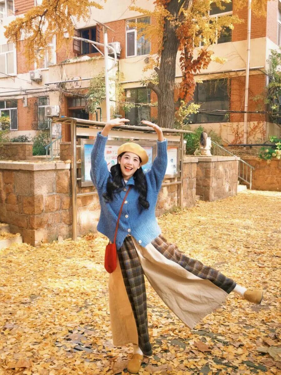 周末逛街试试这样拍!6个随性摆姿出片率100%-第7张图片-风享汇 周末逛街试试这样拍!6个随性摆姿出片率100%-第7张图片-风享汇