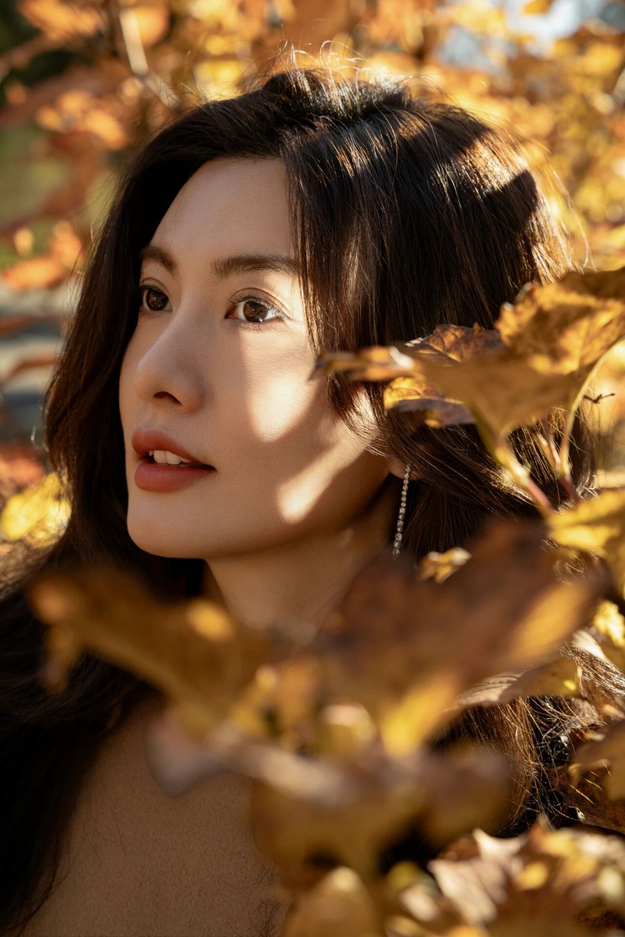 叶丛里拍照｜9个氛围感写真姿势，看完直接抄作业-第2张图片-风享汇