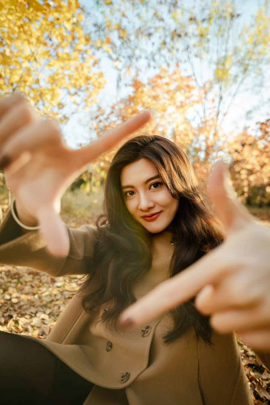 叶丛里拍照｜9个氛围感写真姿势，看完直接抄作业-第3张图片-风享汇