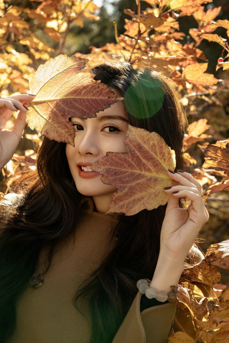 叶丛里拍照｜9个氛围感写真姿势，看完直接抄作业-第4张图片-风享汇