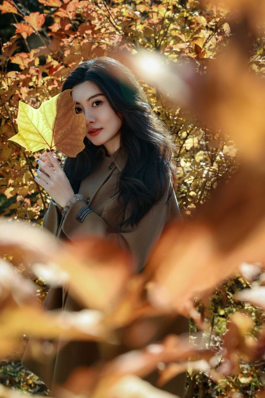 叶丛里拍照｜9个氛围感写真姿势，看完直接抄作业-第5张图片-风享汇