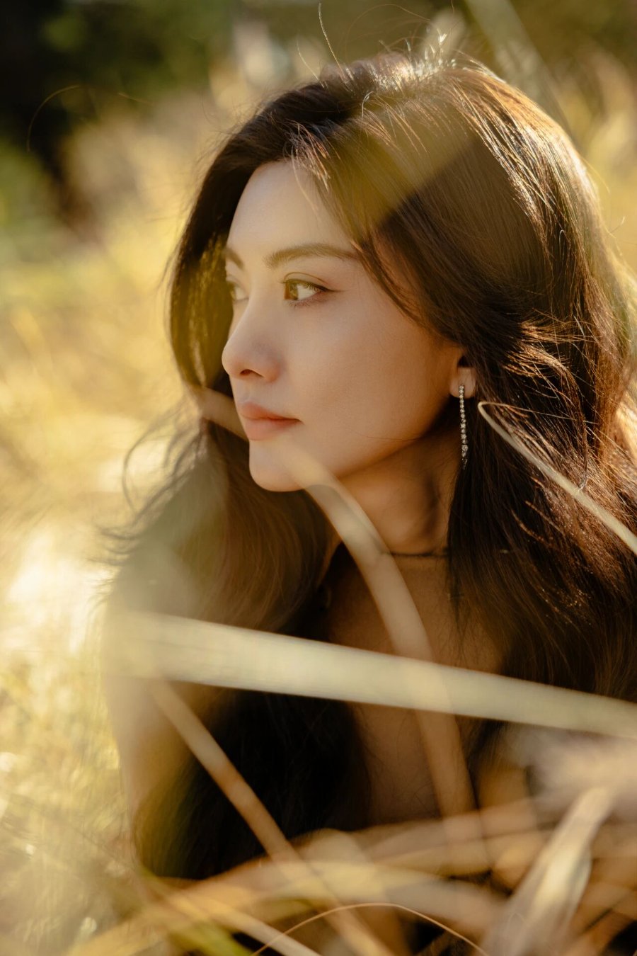 叶丛里拍照｜9个氛围感写真姿势，看完直接抄作业-第6张图片-风享汇