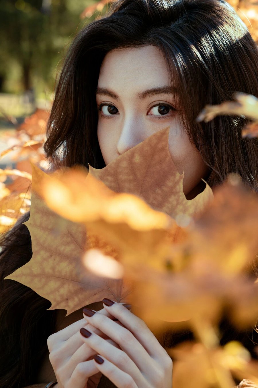 叶丛里拍照｜9个氛围感写真姿势，看完直接抄作业-第7张图片-风享汇