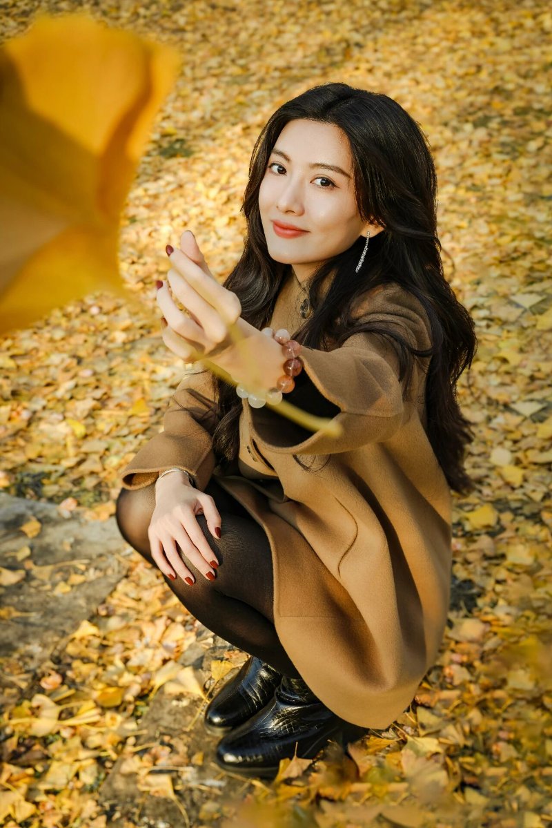 叶丛里拍照｜9个氛围感写真姿势，看完直接抄作业-第8张图片-风享汇