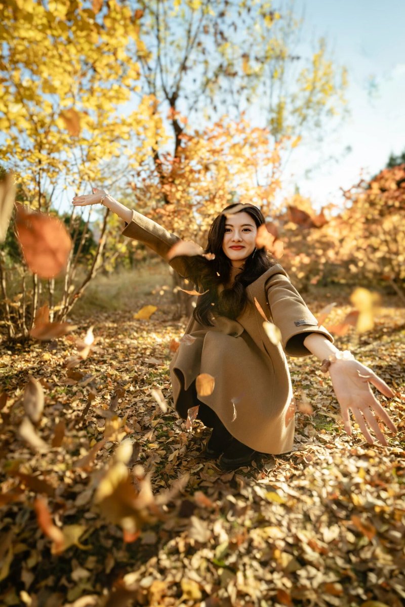 叶丛里拍照｜9个氛围感写真姿势，看完直接抄作业-第9张图片-风享汇