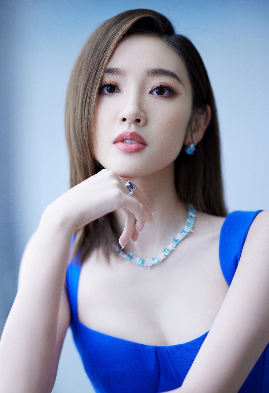 唐艺昕，一抹湛蓝，点燃静谧秋日穿搭色彩-第8张图片-风享汇