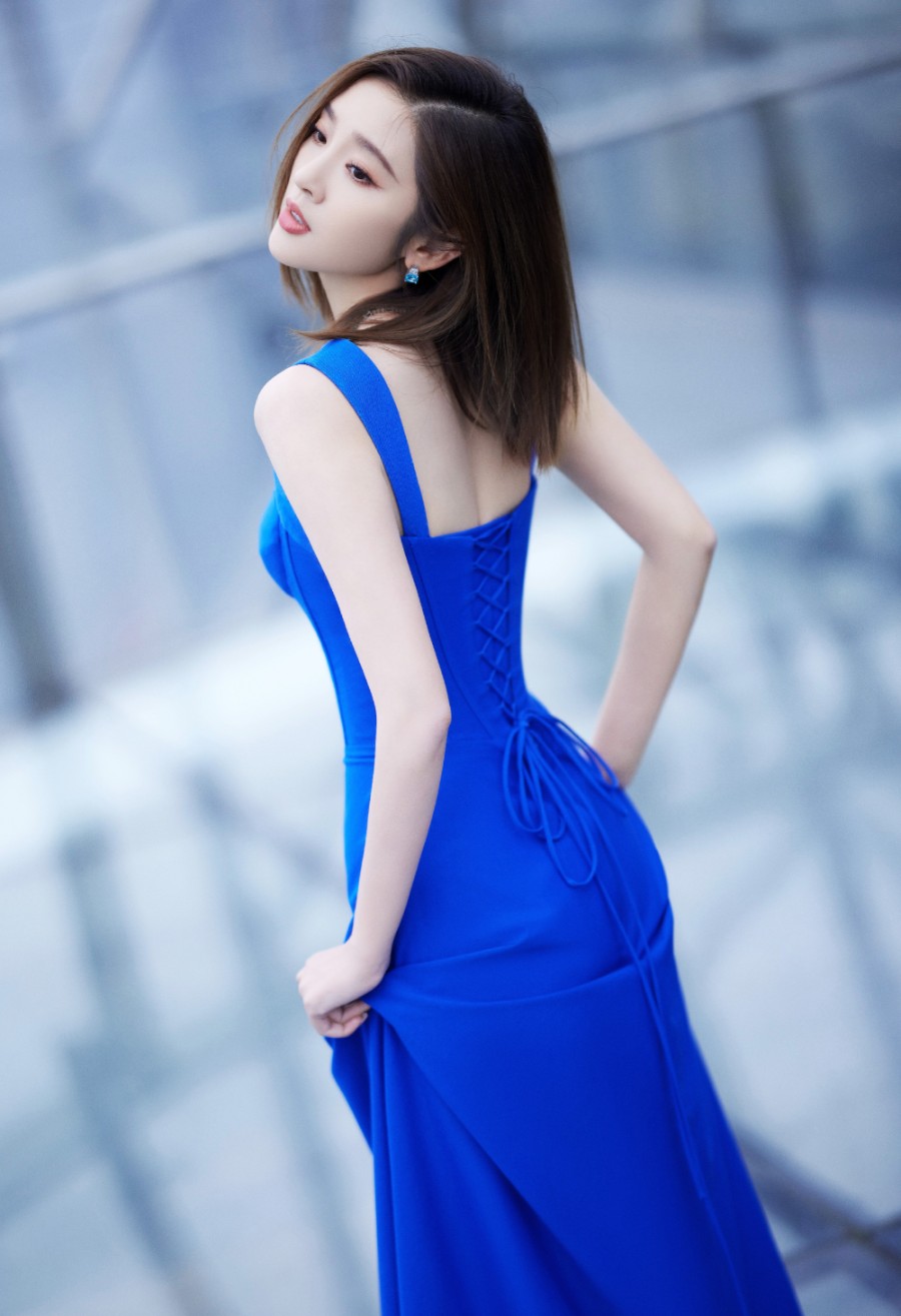 唐艺昕，一抹湛蓝，点燃静谧秋日穿搭色彩-第4张图片-风享汇