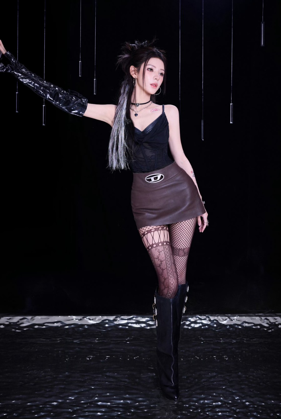 张予曦，网袜长靴的黑色穿搭魅力-第3张图片-风享汇