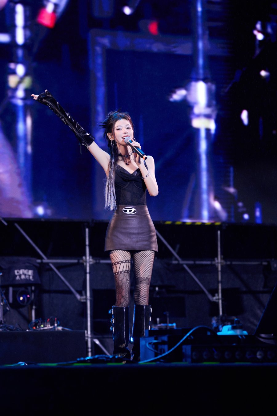 张予曦，网袜长靴的黑色穿搭魅力-第6张图片-风享汇