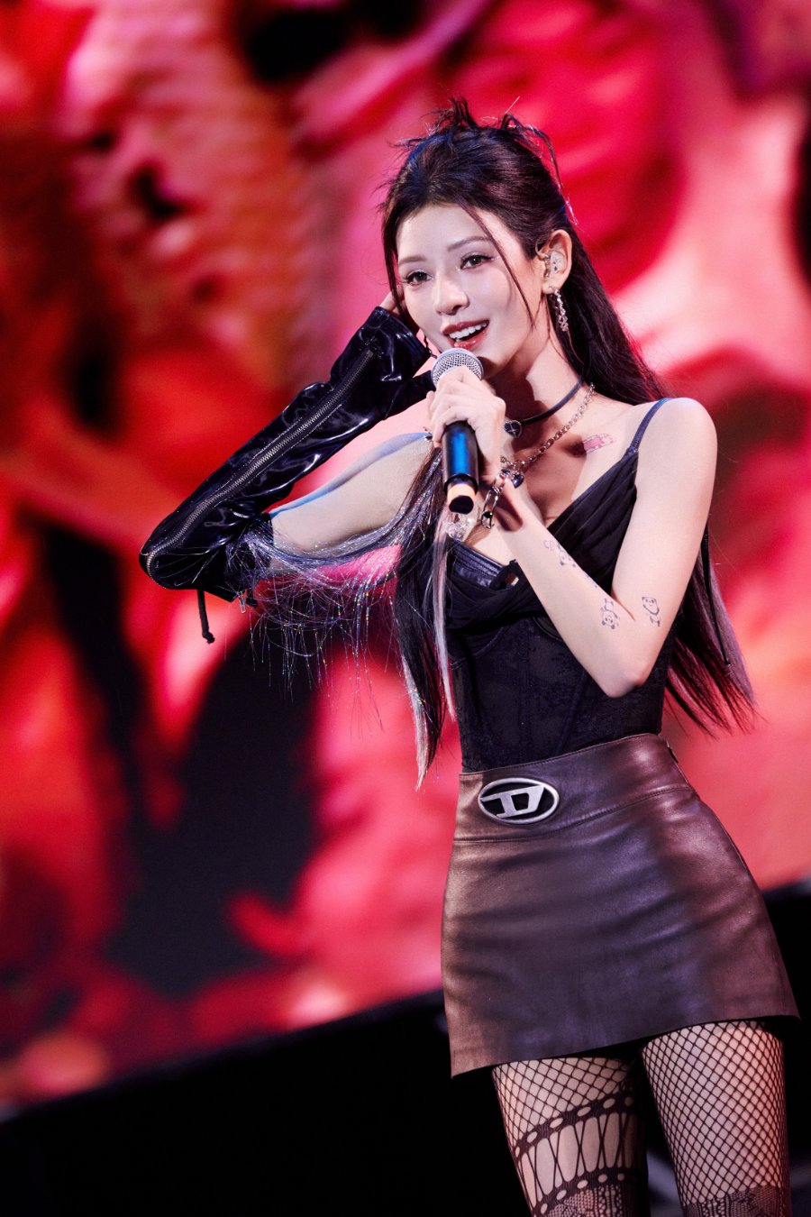 张予曦，网袜长靴的黑色穿搭魅力-第5张图片-风享汇