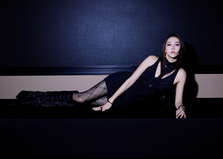 弦子《机车恋人》暗黑风格穿搭，热辣酷美-第5张图片-风享汇