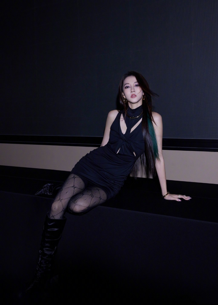弦子《机车恋人》暗黑风格穿搭，热辣酷美-第4张图片-风享汇