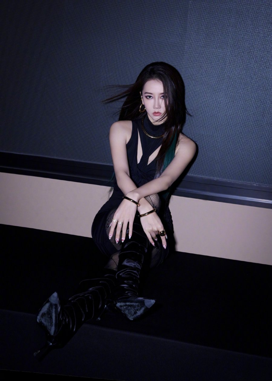 弦子《机车恋人》暗黑风格穿搭，热辣酷美-第2张图片-风享汇