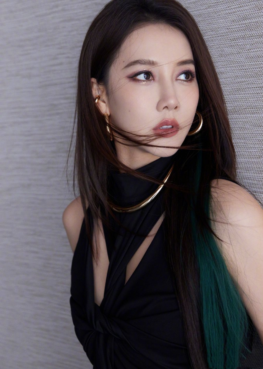 弦子《机车恋人》暗黑风格穿搭，热辣酷美-第3张图片-风享汇