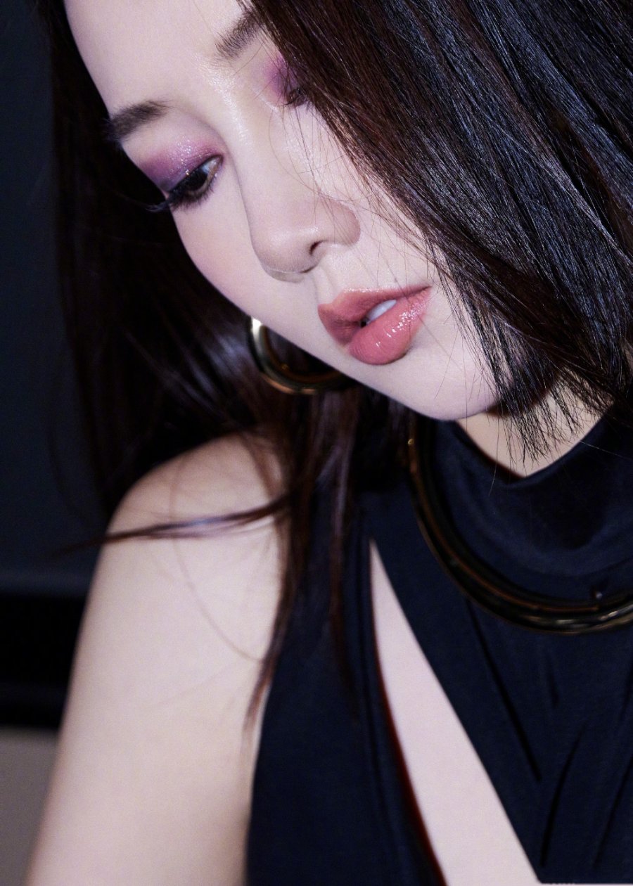 弦子《机车恋人》暗黑风格穿搭，热辣酷美-第6张图片-风享汇