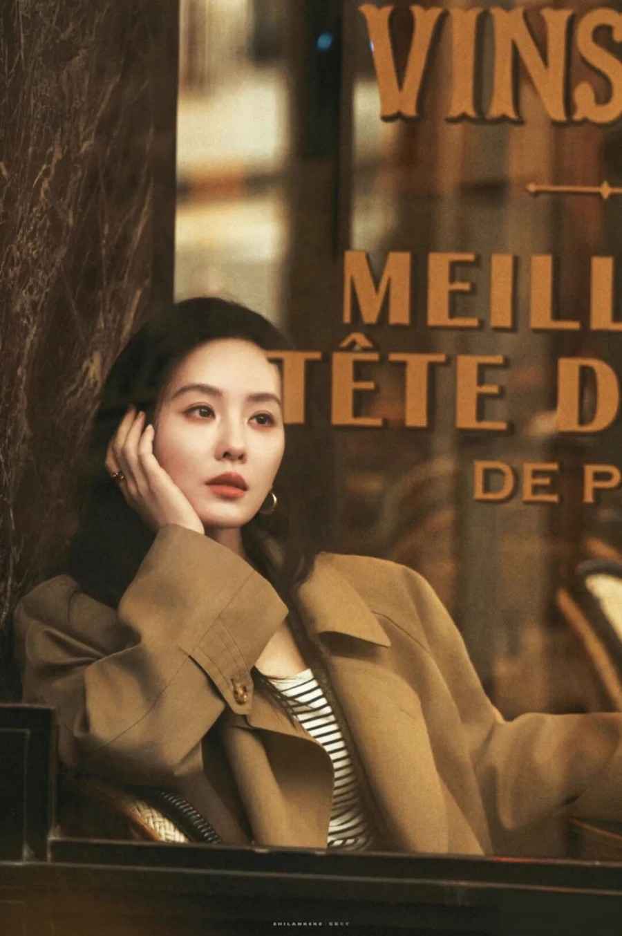 咖啡屋大片|普通人也能学的慵懒拍照姿势-第6张图片-风享汇 咖啡屋大片|普通人也能学的慵懒拍照姿势-第6张图片-风享汇