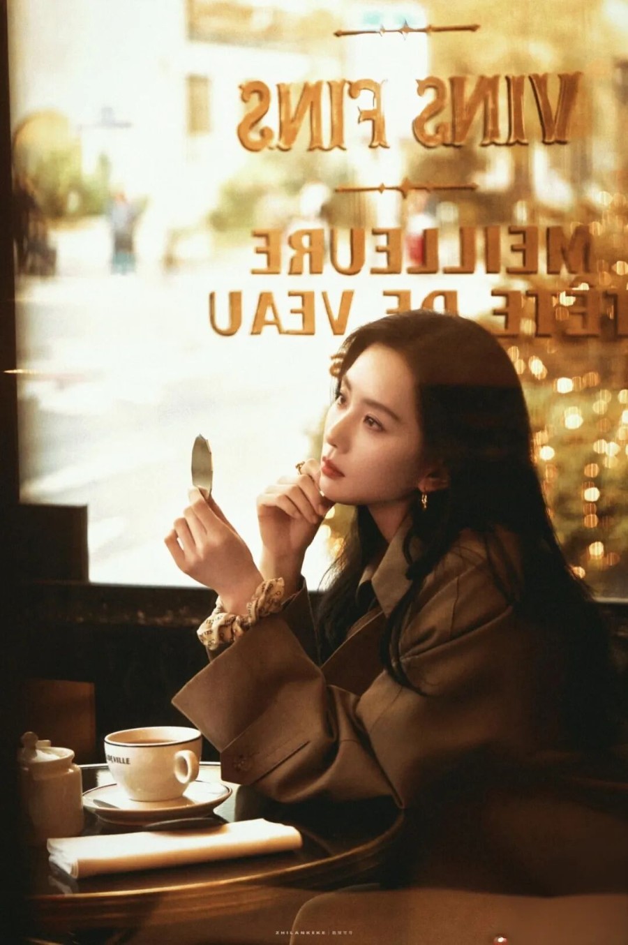 咖啡屋大片|普通人也能学的慵懒拍照姿势-第3张图片-风享汇 咖啡屋大片|普通人也能学的慵懒拍照姿势-第3张图片-风享汇