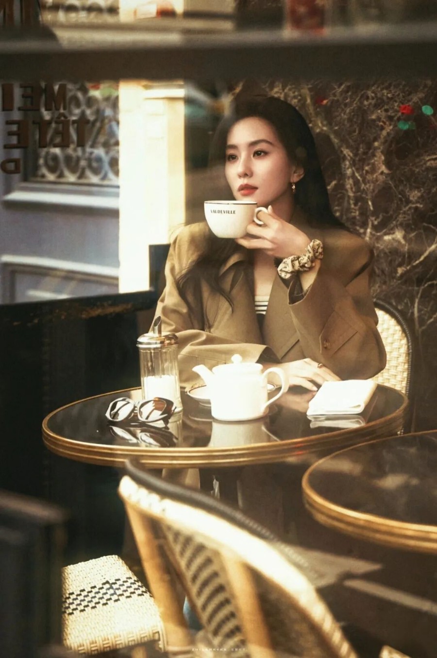 咖啡屋大片|普通人也能学的慵懒拍照姿势-第2张图片-风享汇 咖啡屋大片|普通人也能学的慵懒拍照姿势-第2张图片-风享汇