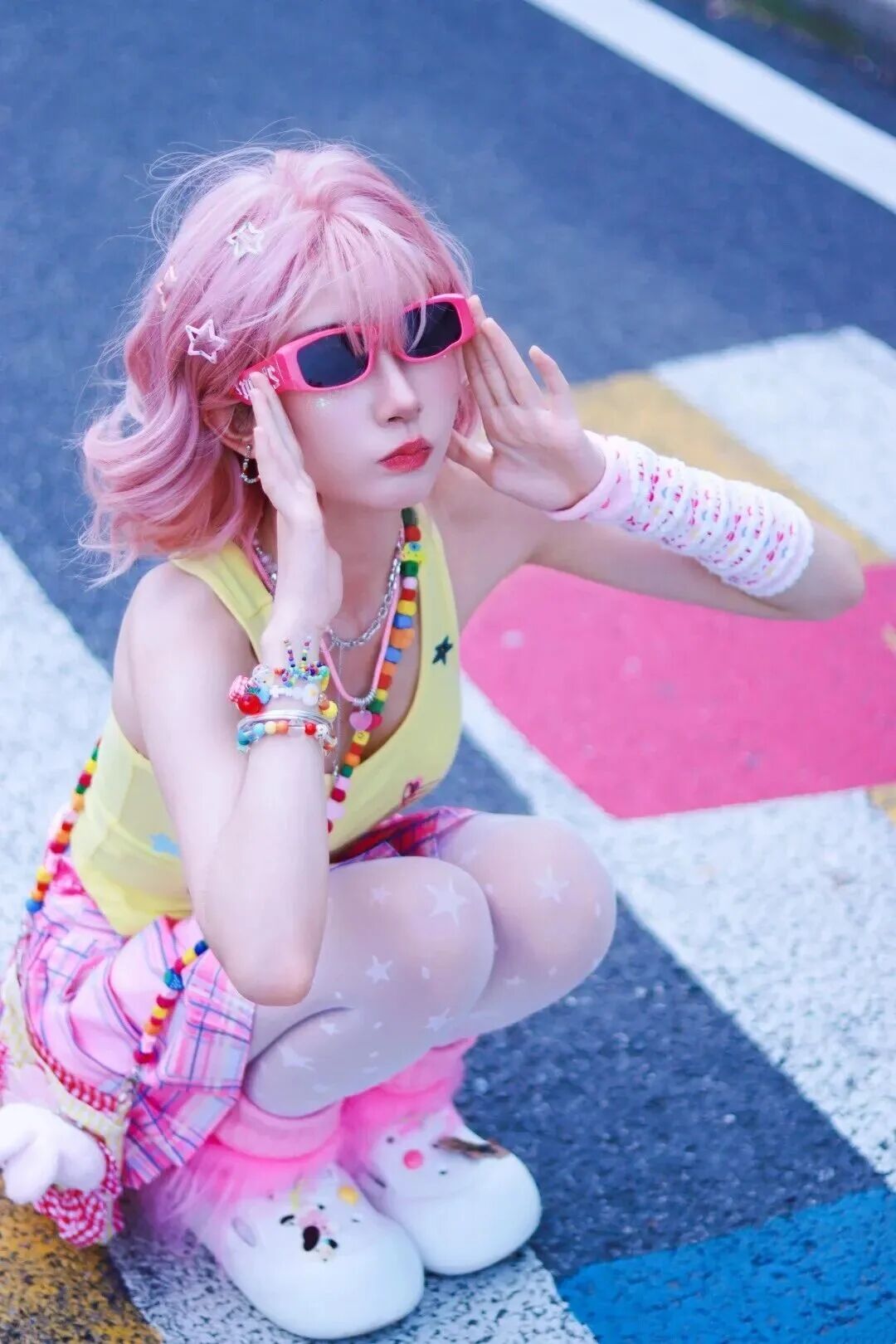 多巴胺街头拍照?8个甜妹姿势照着摆就好了-第2张图片-风享汇 多巴胺街头拍照?8个甜妹姿势照着摆就好了-第2张图片-风享汇