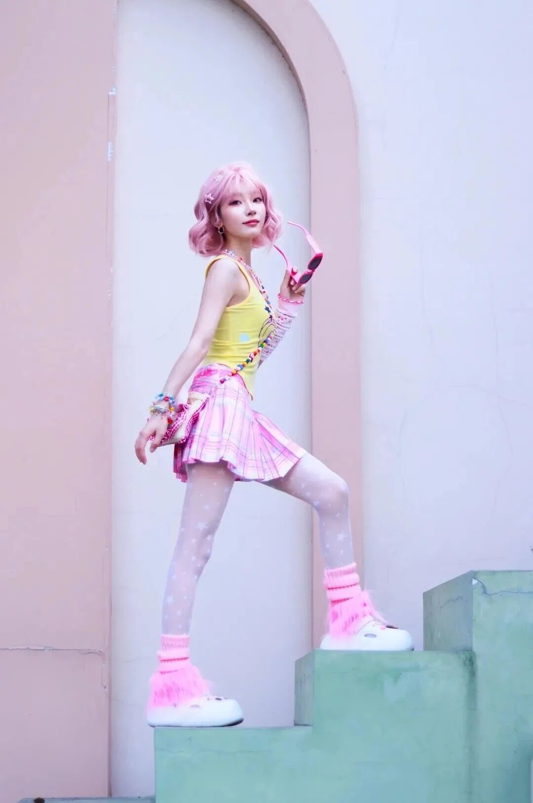 多巴胺街头拍照?8个甜妹姿势照着摆就好了-第5张图片-风享汇 多巴胺街头拍照?8个甜妹姿势照着摆就好了-第5张图片-风享汇