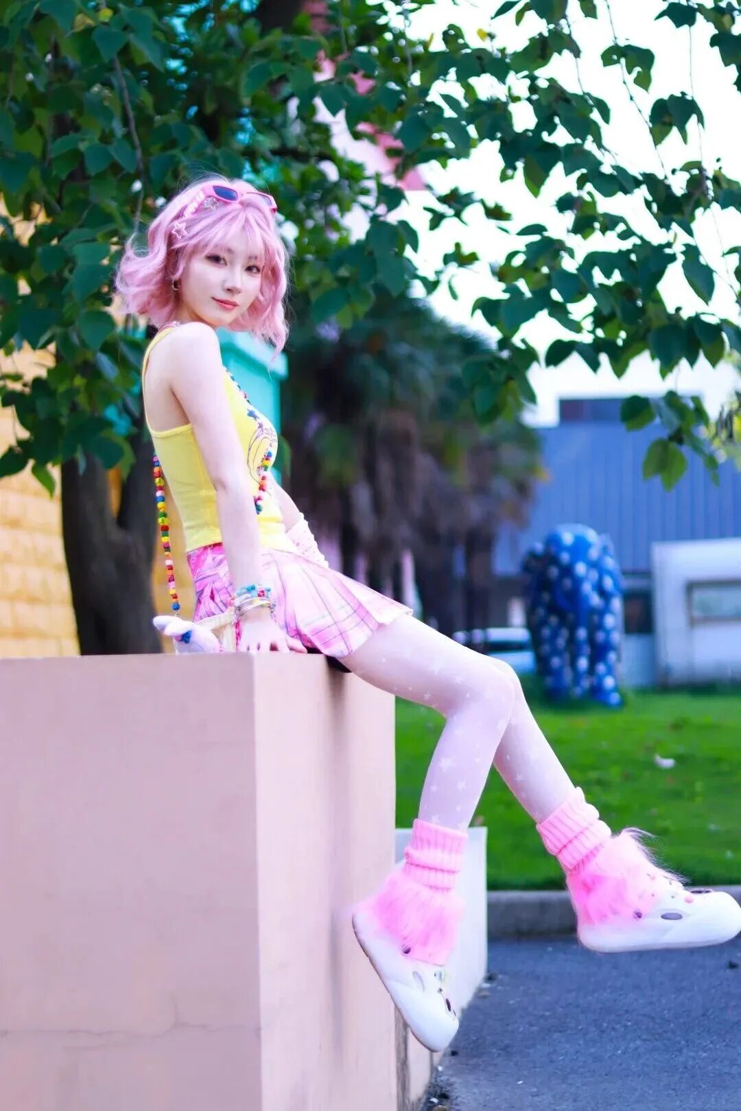 多巴胺街头拍照?8个甜妹姿势照着摆就好了-第4张图片-风享汇 多巴胺街头拍照?8个甜妹姿势照着摆就好了-第4张图片-风享汇