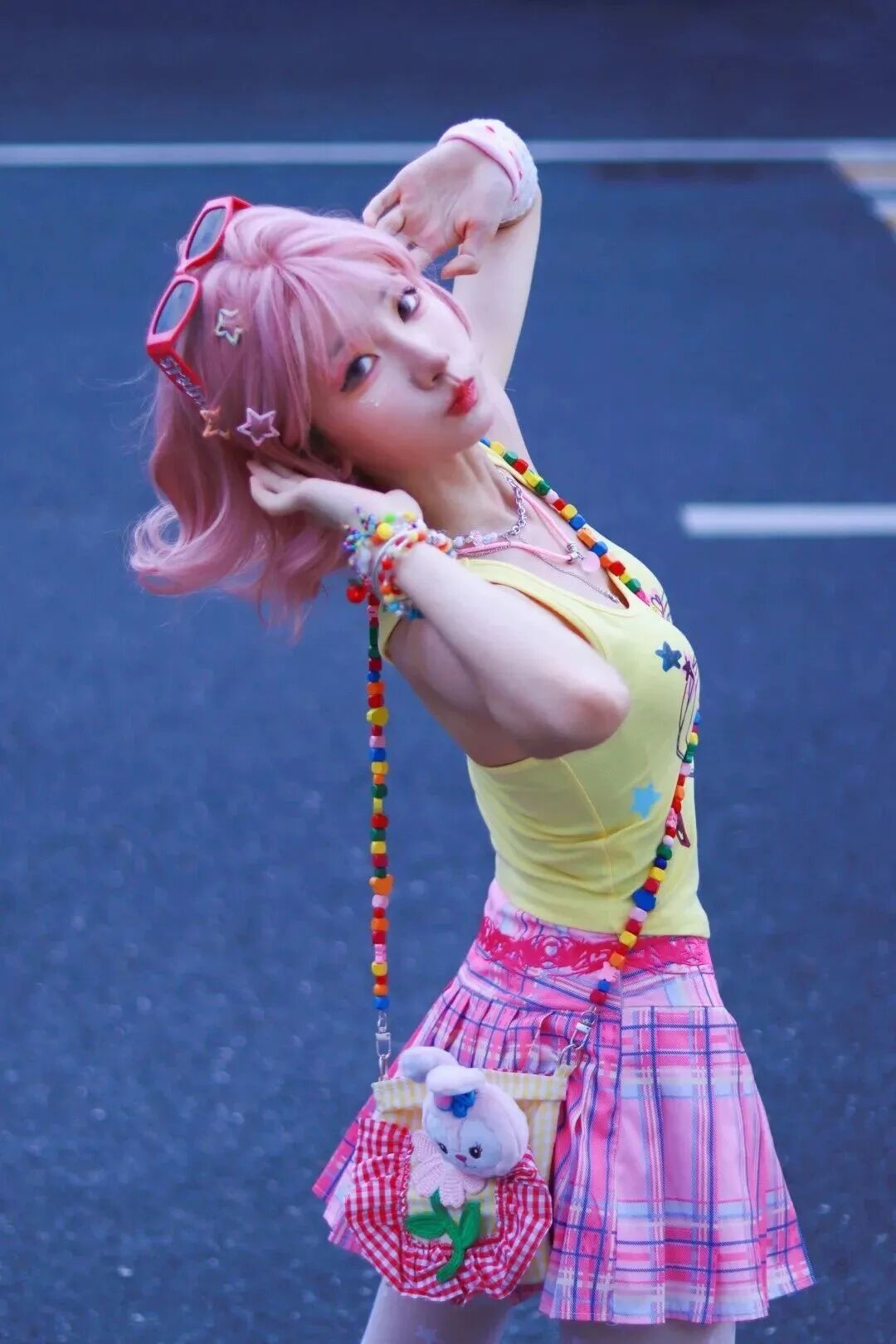 多巴胺街头拍照?8个甜妹姿势照着摆就好了-第6张图片-风享汇 多巴胺街头拍照?8个甜妹姿势照着摆就好了-第6张图片-风享汇