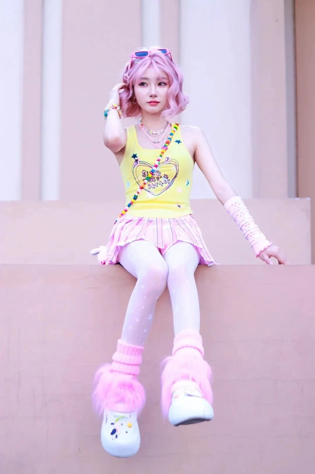 多巴胺街头拍照?8个甜妹姿势照着摆就好了-第8张图片-风享汇 多巴胺街头拍照?8个甜妹姿势照着摆就好了-第8张图片-风享汇