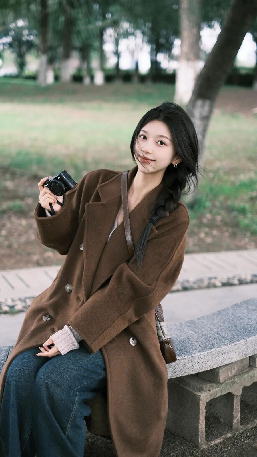 冬日公园松弛感拍照：8个姿势照着拍就美-第9张图片-风享汇