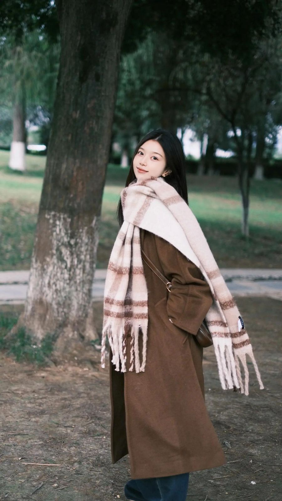 冬日公园松弛感拍照：8个姿势照着拍就美-第8张图片-风享汇