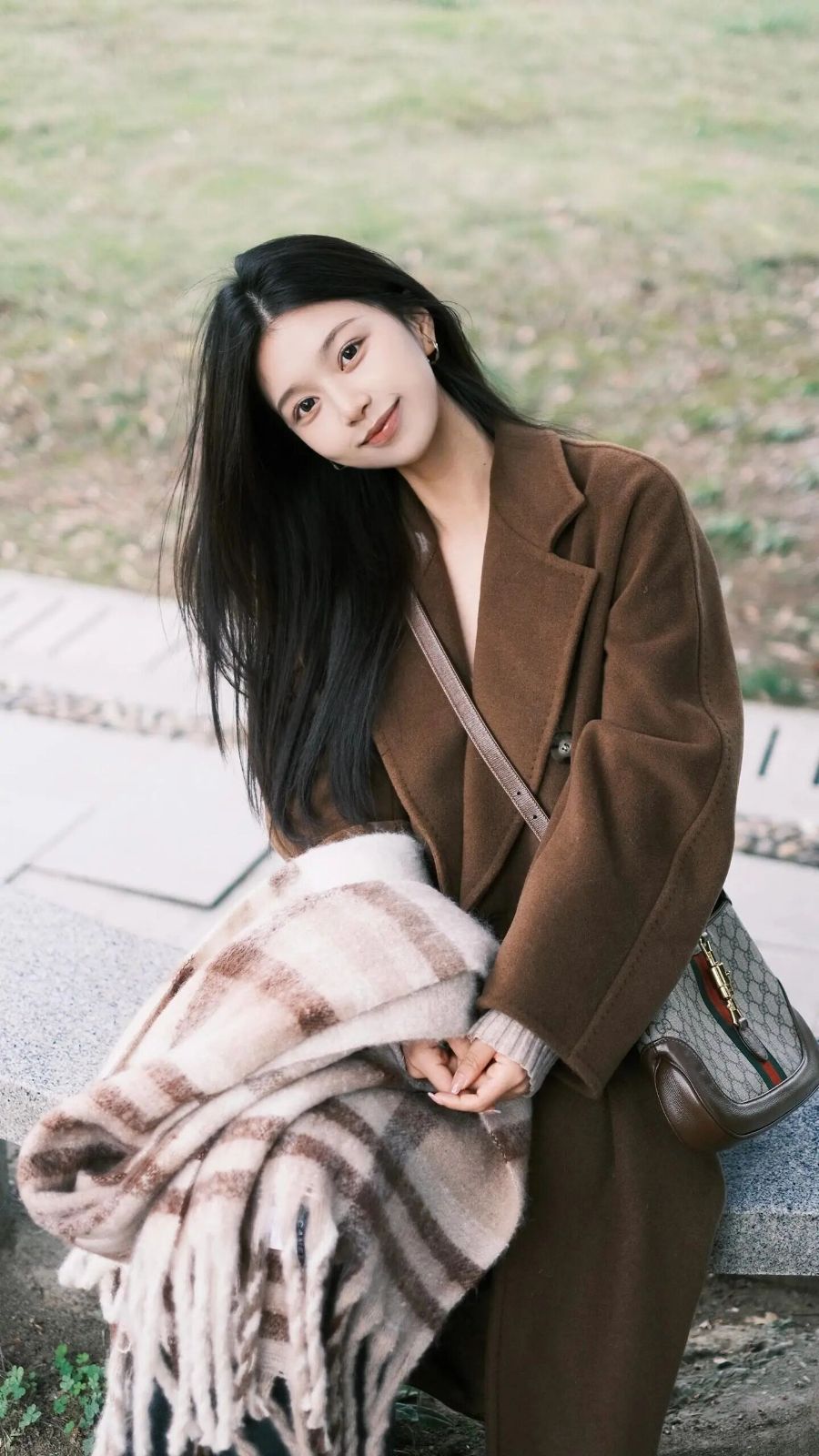 冬日公园松弛感拍照：8个姿势照着拍就美-第7张图片-风享汇