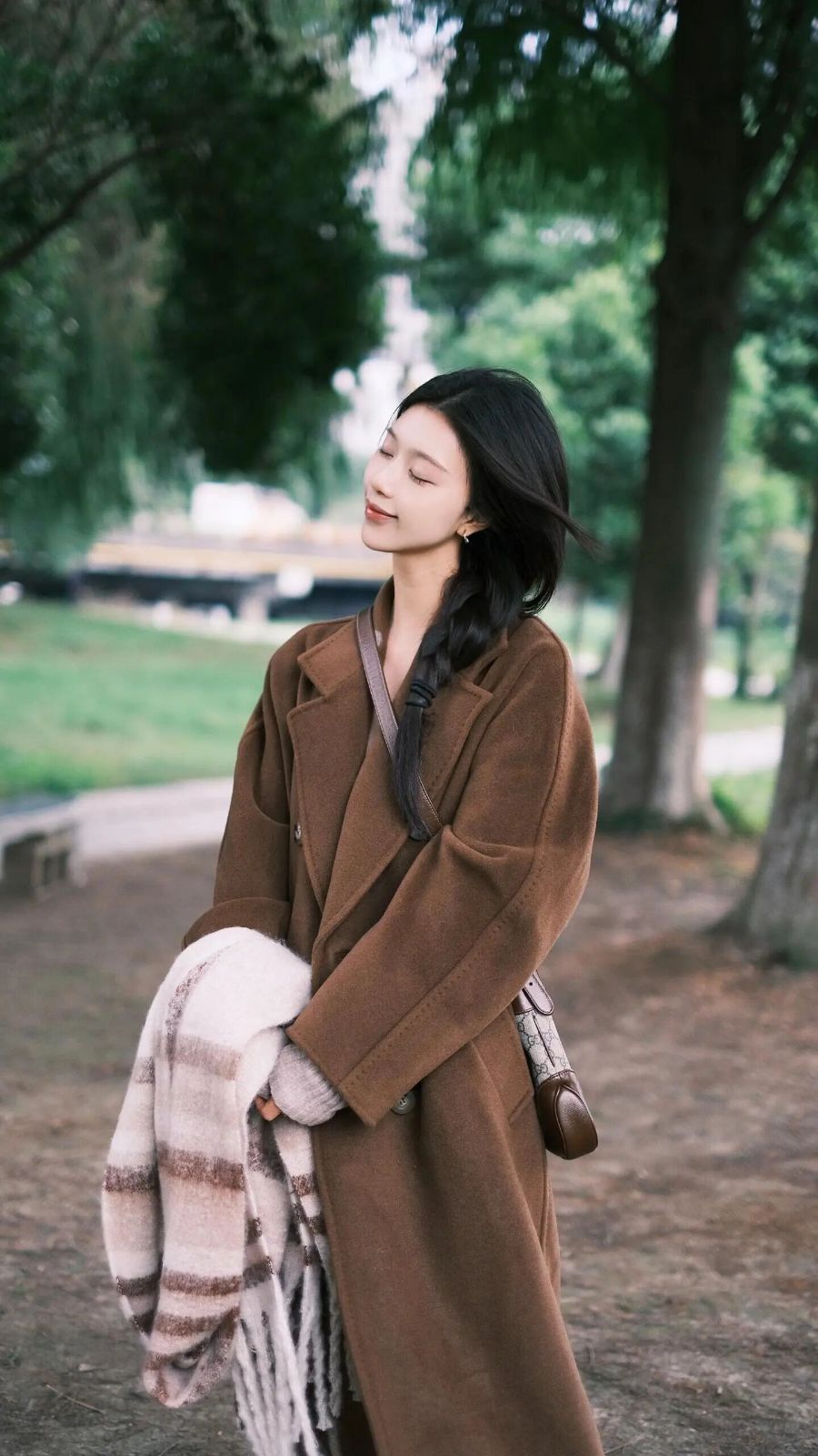 冬日公园松弛感拍照：8个姿势照着拍就美-第5张图片-风享汇