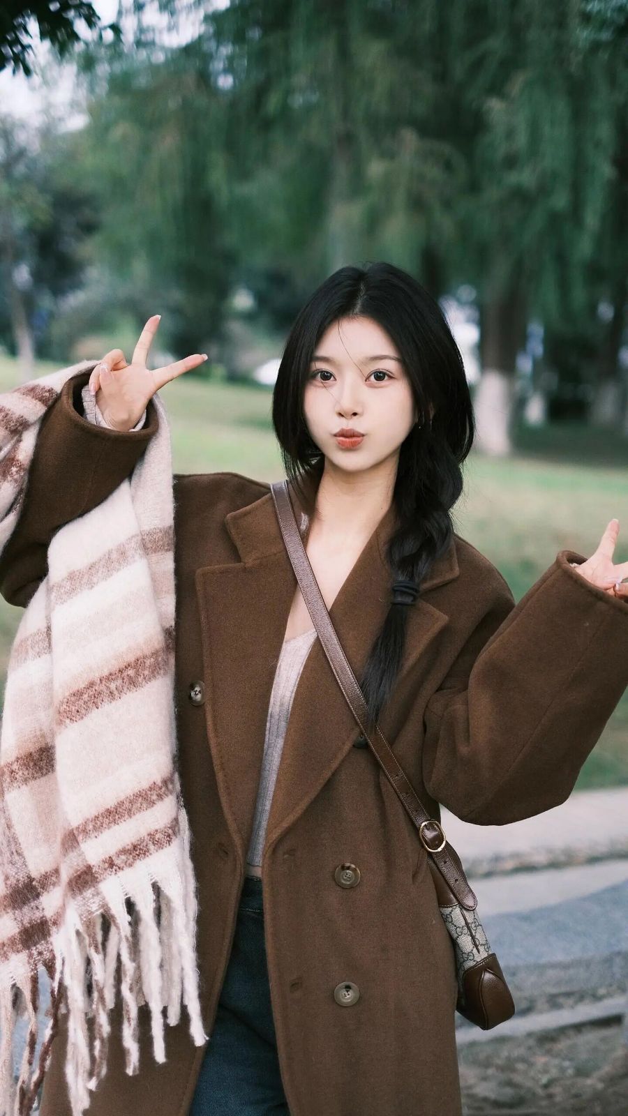 冬日公园松弛感拍照：8个姿势照着拍就美-第4张图片-风享汇