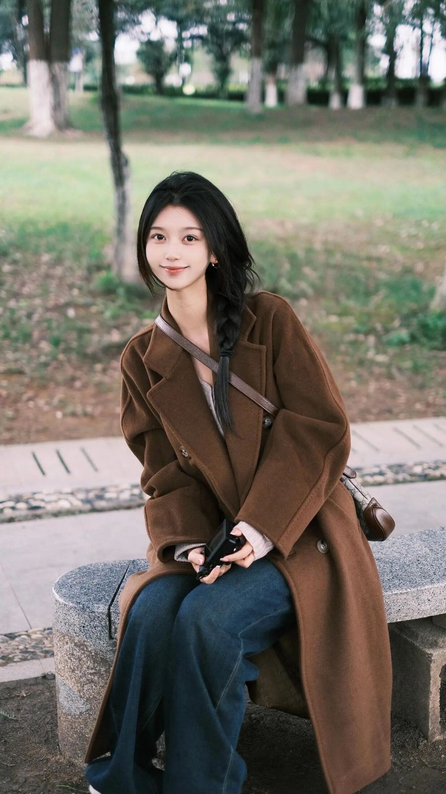 冬日公园松弛感拍照：8个姿势照着拍就美-第3张图片-风享汇