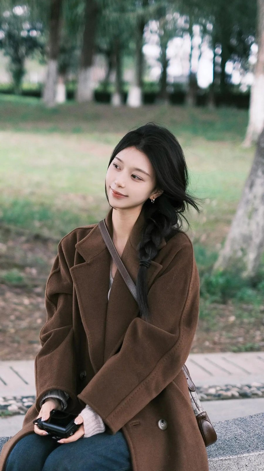 冬日公园松弛感拍照：8个姿势照着拍就美-第2张图片-风享汇