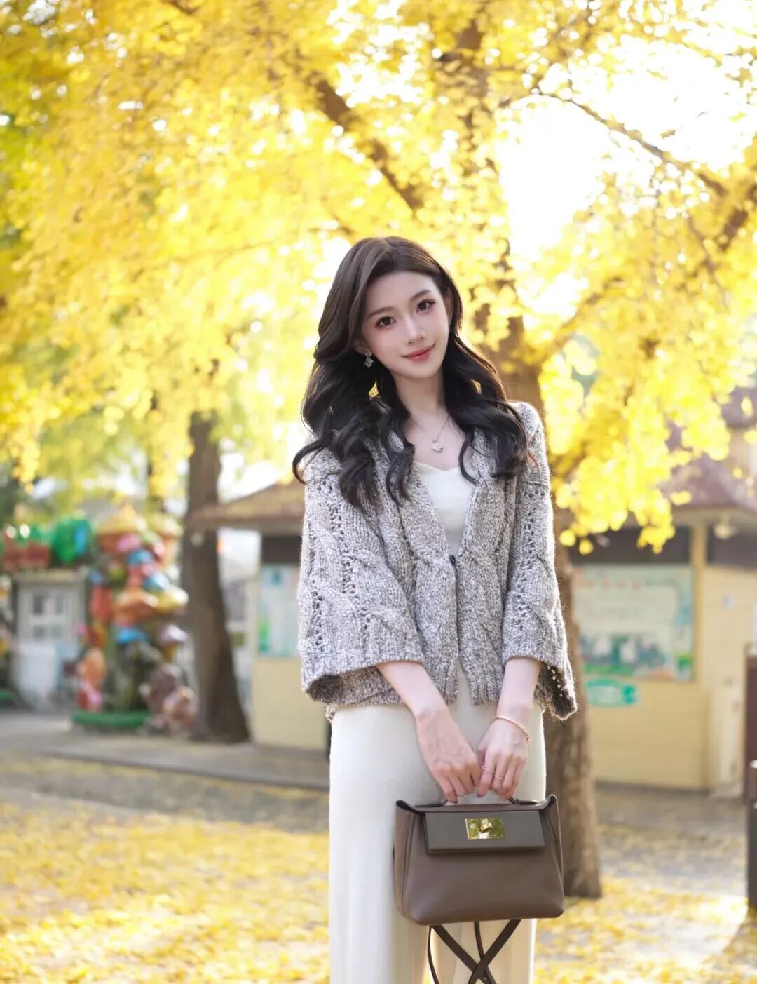 公园暖调:10个松弛感姿势,轻松拍出温柔氛围-第2张图片-风享汇 公园暖调:10个松弛感姿势,轻松拍出温柔氛围-第2张图片-风享汇