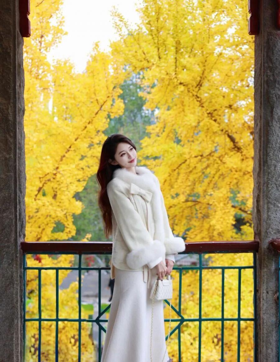 公园暖调:10个松弛感姿势,轻松拍出温柔氛围-第10张图片-风享汇 公园暖调:10个松弛感姿势,轻松拍出温柔氛围-第10张图片-风享汇