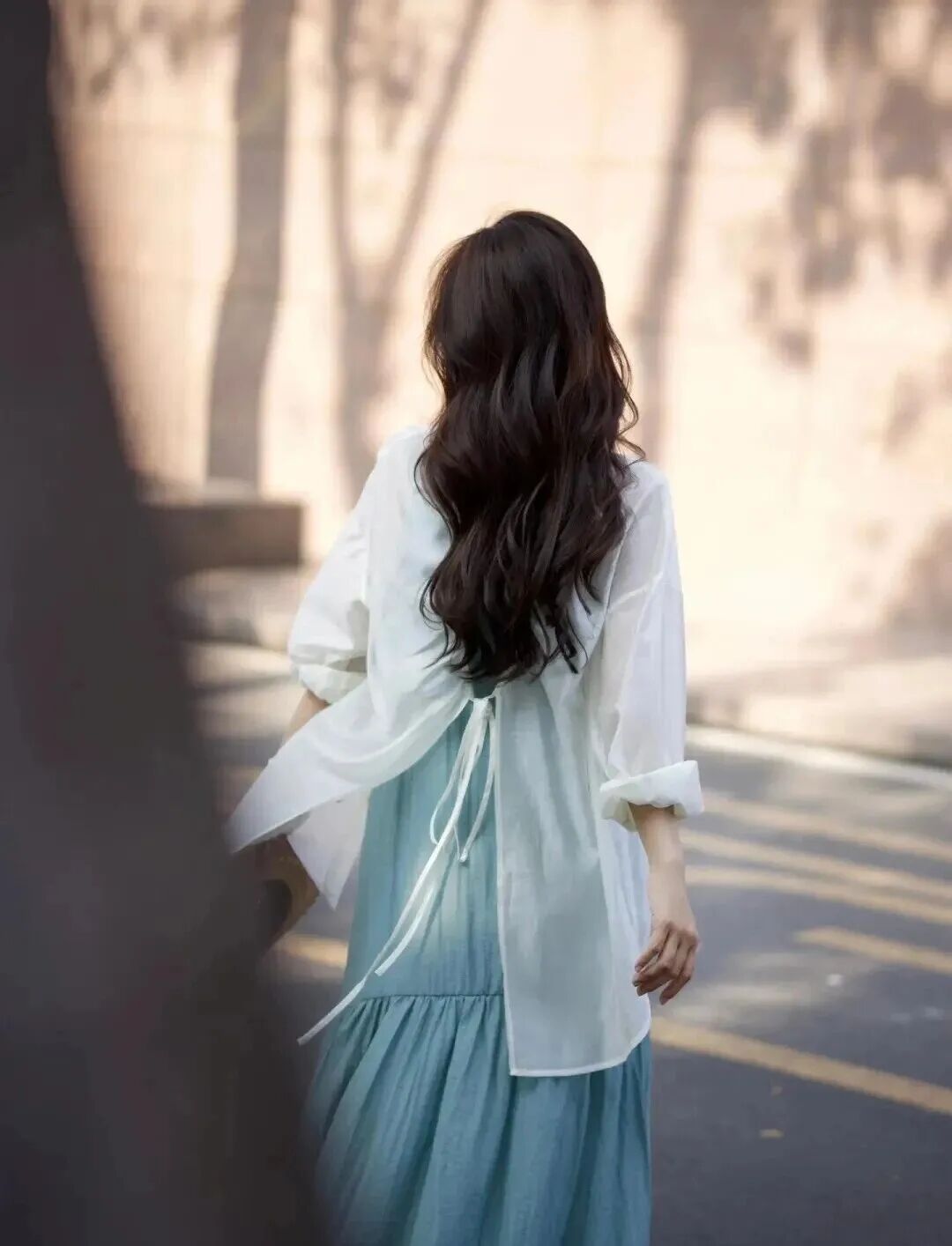 旅行不露脸拍照指南:学会这些,解锁氛围感大片-第2张图片-风享汇 旅行不露脸拍照指南:学会这些,解锁氛围感大片-第2张图片-风享汇