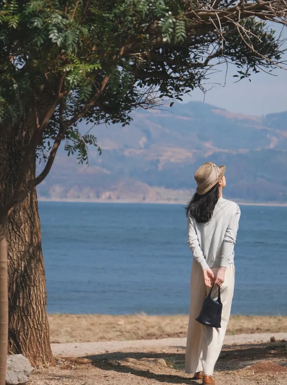 旅行不露脸拍照指南:学会这些,解锁氛围感大片-第3张图片-风享汇 旅行不露脸拍照指南:学会这些,解锁氛围感大片-第3张图片-风享汇