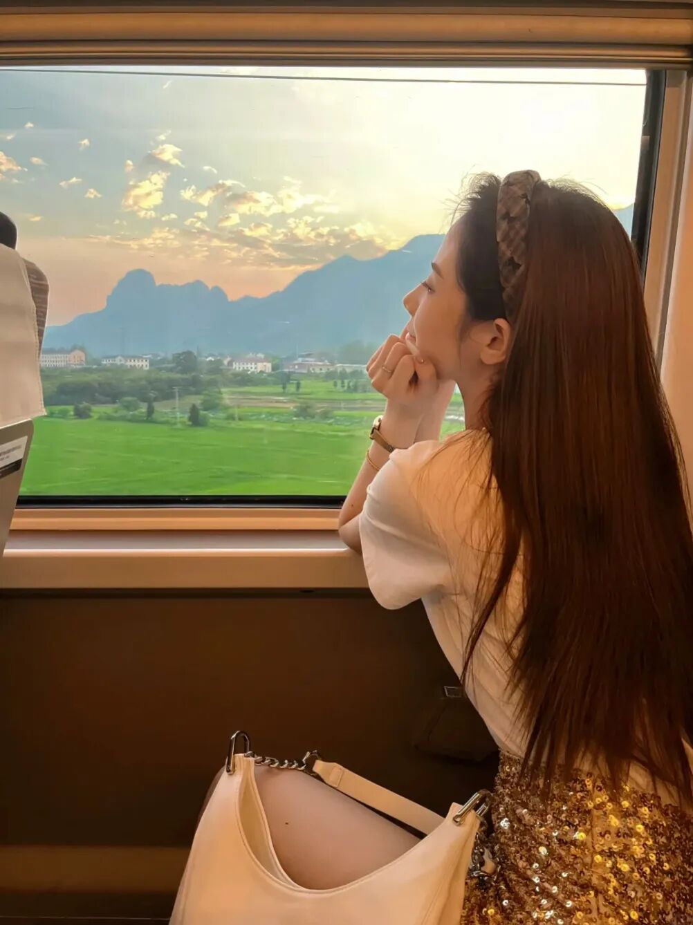 旅行不露脸拍照指南:学会这些,解锁氛围感大片-第5张图片-风享汇 旅行不露脸拍照指南:学会这些,解锁氛围感大片-第5张图片-风享汇