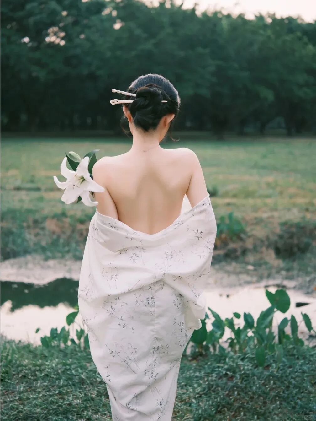 旅行不露脸拍照指南:学会这些,解锁氛围感大片-第4张图片-风享汇 旅行不露脸拍照指南:学会这些,解锁氛围感大片-第4张图片-风享汇