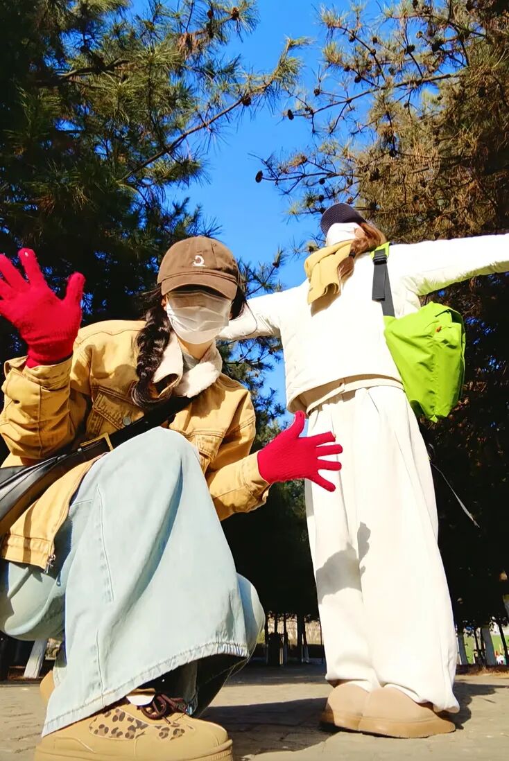 秋冬户外闺蜜照:5个出片率 100% 的互动摆姿-第3张图片-风享汇 秋冬户外闺蜜照:5个出片率 100% 的互动摆姿-第3张图片-风享汇