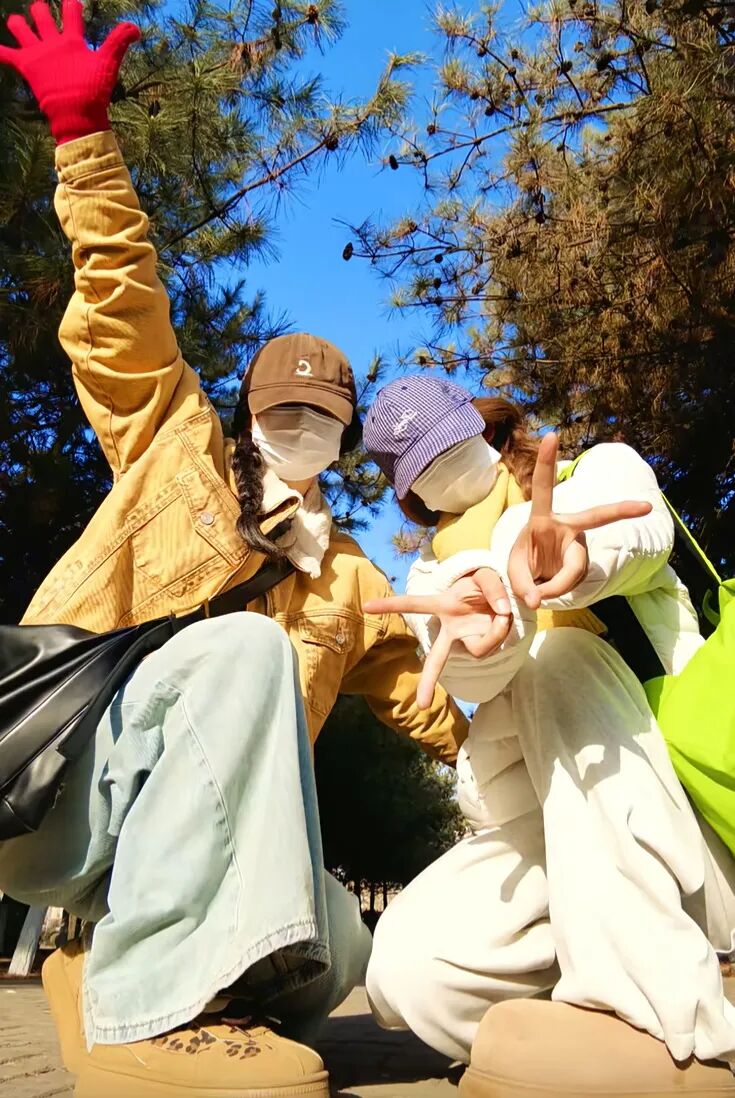 秋冬户外闺蜜照:5个出片率 100% 的互动摆姿-第2张图片-风享汇 秋冬户外闺蜜照:5个出片率 100% 的互动摆姿-第2张图片-风享汇