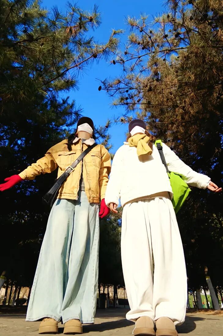 秋冬户外闺蜜照:5个出片率 100% 的互动摆姿-第5张图片-风享汇 秋冬户外闺蜜照:5个出片率 100% 的互动摆姿-第5张图片-风享汇