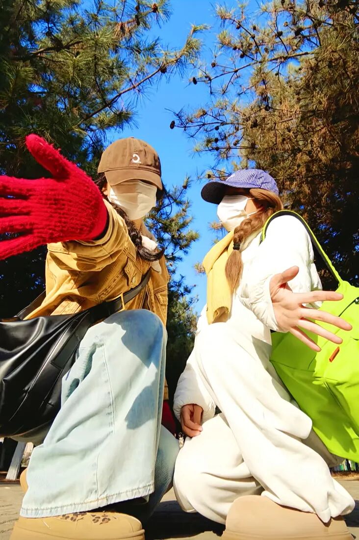 秋冬户外闺蜜照:5个出片率 100% 的互动摆姿-第4张图片-风享汇 秋冬户外闺蜜照:5个出片率 100% 的互动摆姿-第4张图片-风享汇