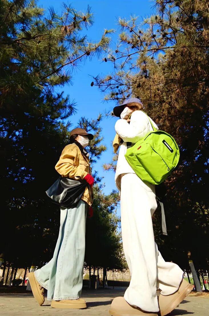 秋冬户外闺蜜照:5个出片率 100% 的互动摆姿-第6张图片-风享汇 秋冬户外闺蜜照:5个出片率 100% 的互动摆姿-第6张图片-风享汇