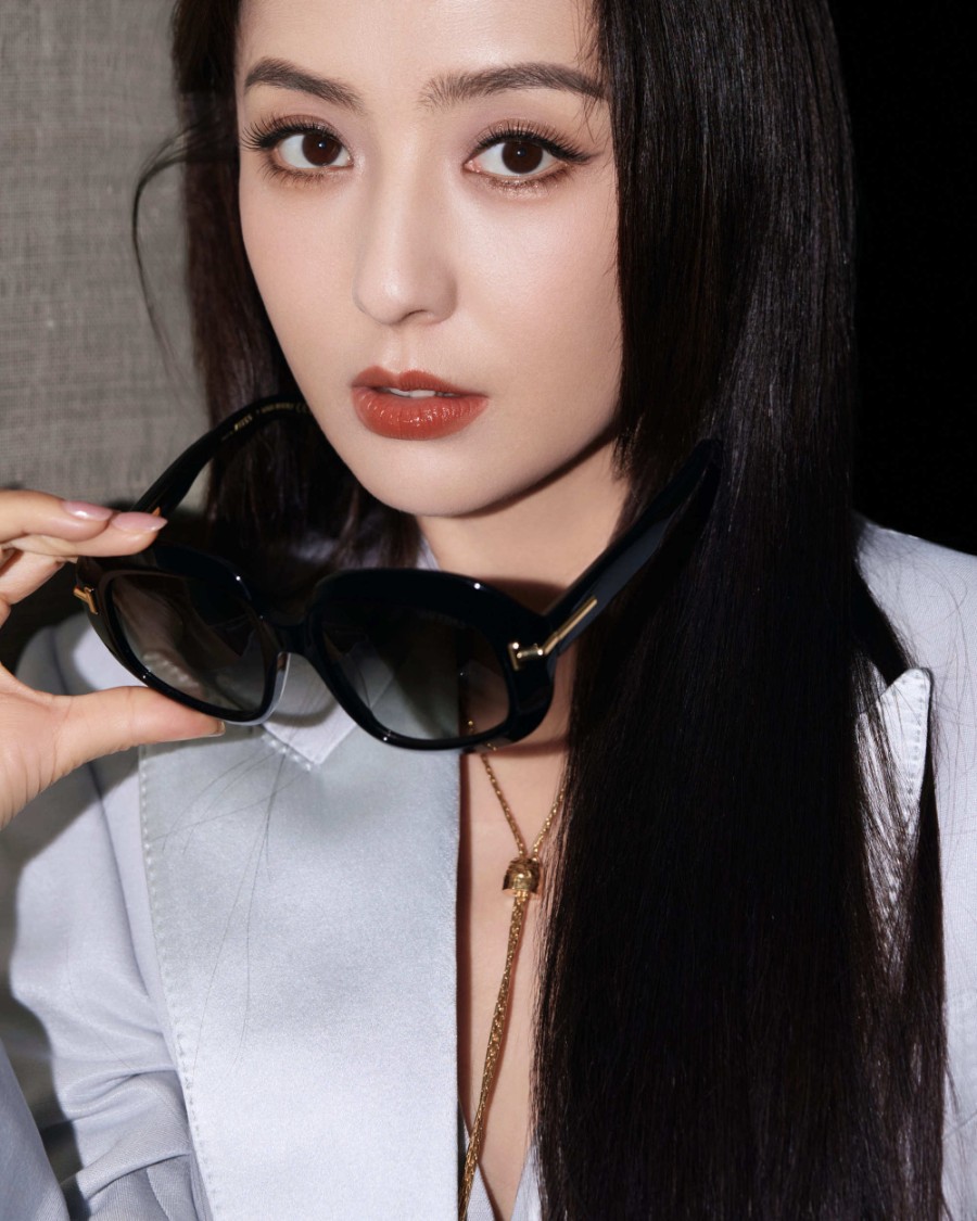 佟丽娅西装大片：智性优雅，游走率性之间，干练飒爽，交汇不羁型格-第1张图片-风享汇