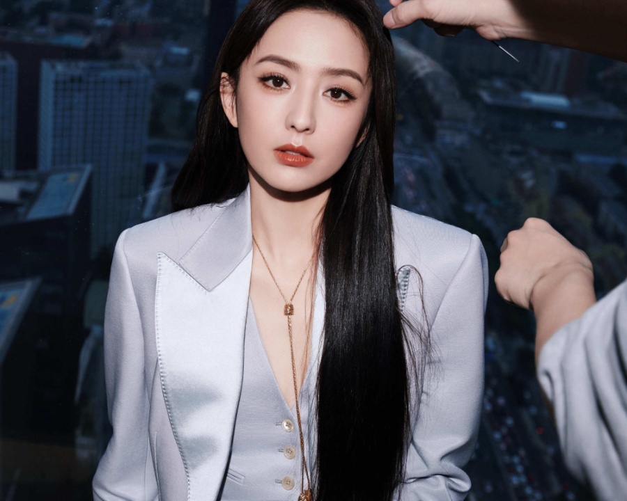 佟丽娅西装大片：智性优雅，游走率性之间，干练飒爽，交汇不羁型格-第3张图片-风享汇