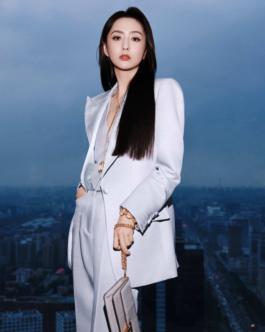 佟丽娅西装大片：智性优雅，游走率性之间，干练飒爽，交汇不羁型格-第2张图片-风享汇