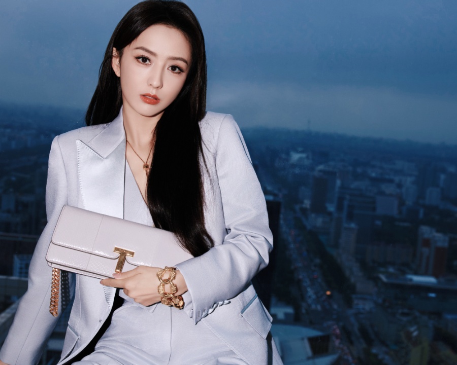 佟丽娅西装大片：智性优雅，游走率性之间，干练飒爽，交汇不羁型格-第4张图片-风享汇